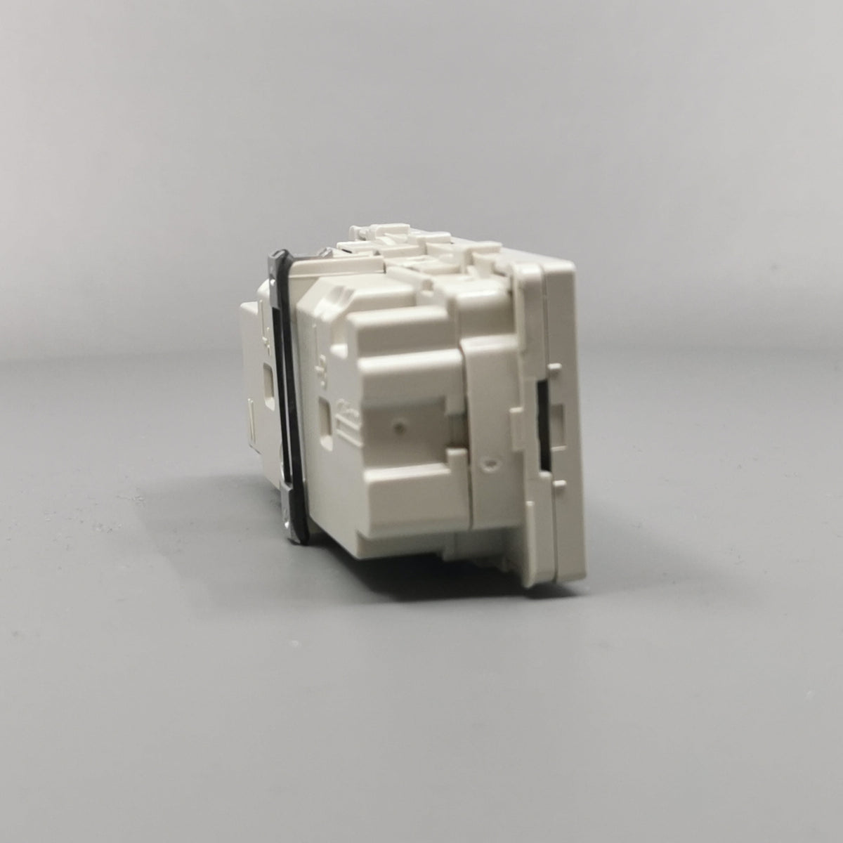 Fuga Stikkontakt 2 modul 2-pol med jord lysegrå (360° frame 18)