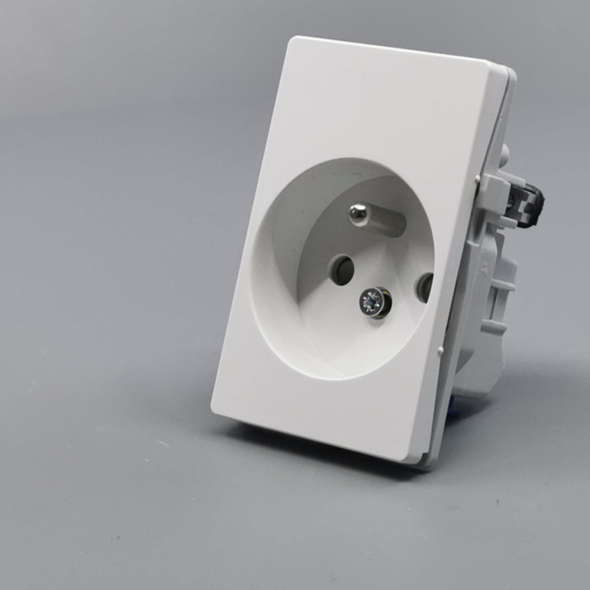 Fuga stikkontakt m. pindjord 1½ modul 2-pol - hvid (360° frame 3)