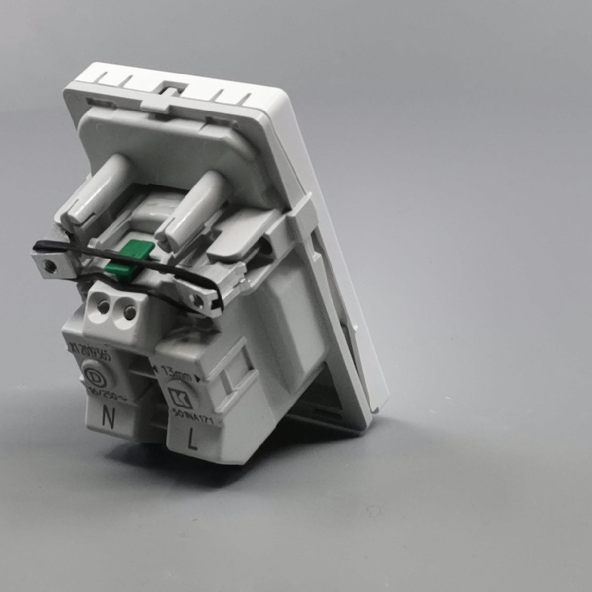 Fuga stikkontakt m. pindjord 1½ modul 2-pol - hvid (360° frame 15)