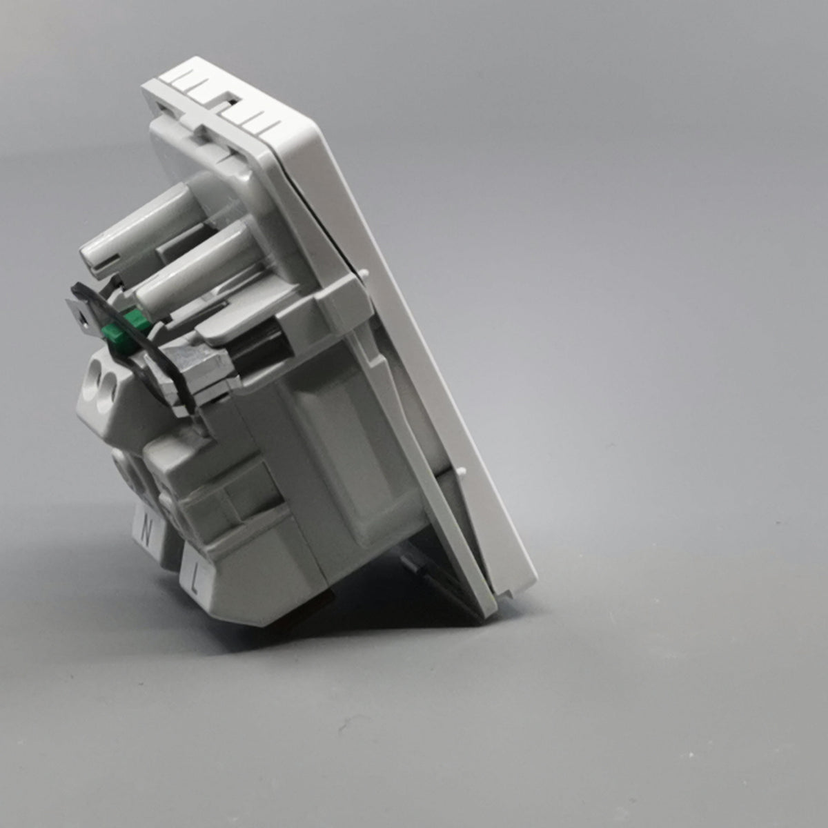 Fuga stikkontakt m. pindjord 1½ modul 2-pol - hvid (360° frame 17)