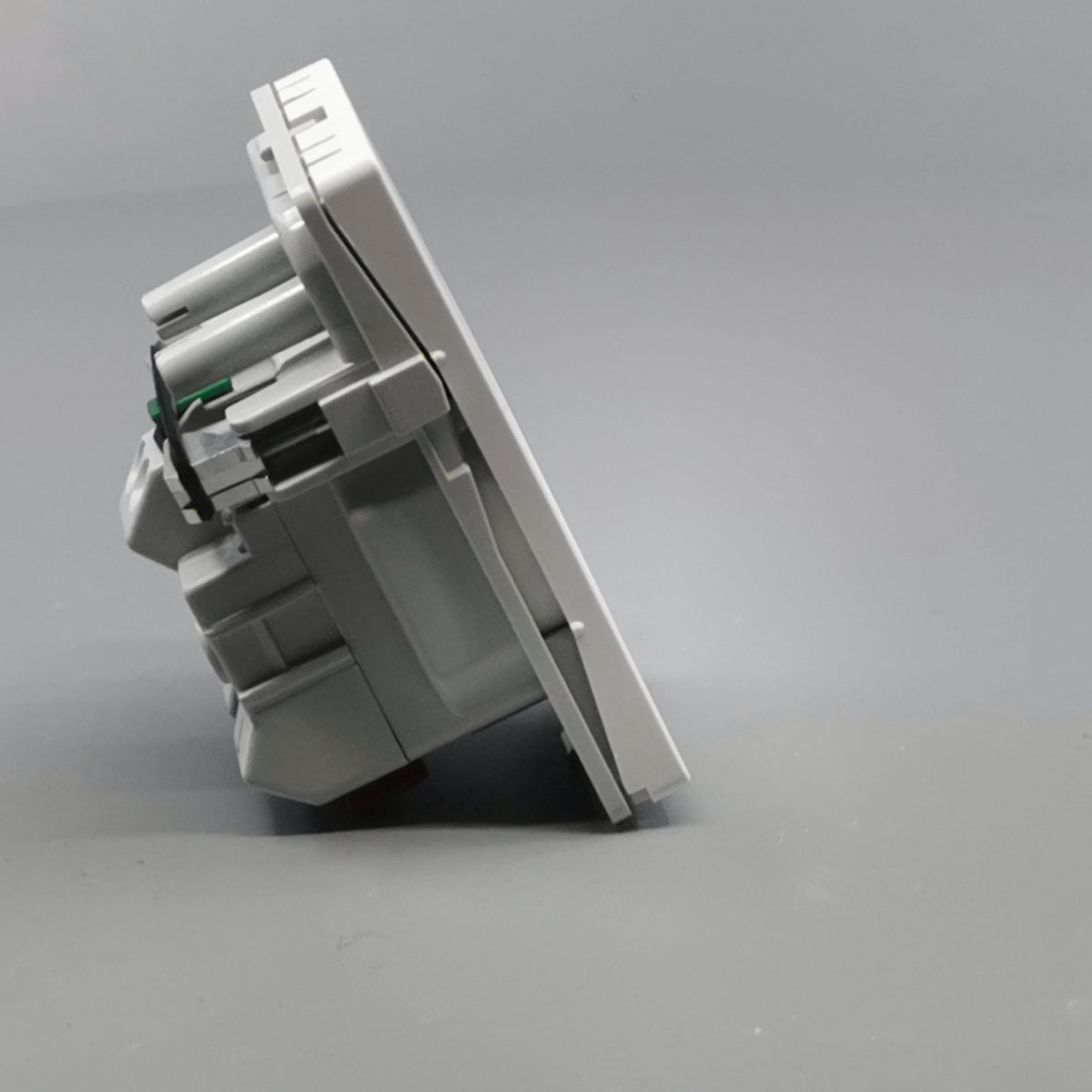 Fuga stikkontakt m. pindjord 1½ modul 2-pol - hvid (360° frame 18)