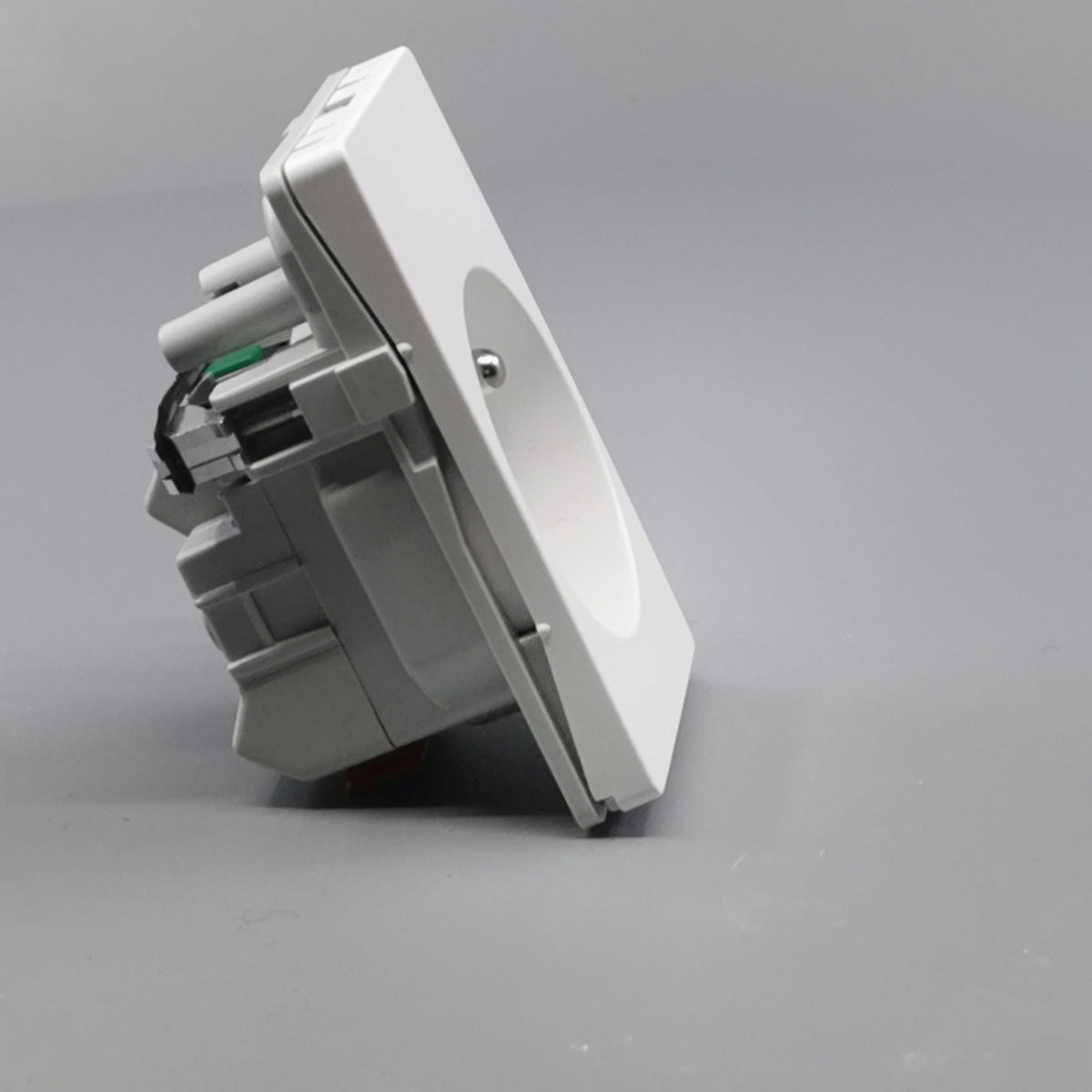 Fuga stikkontakt m. pindjord 1½ modul 2-pol - hvid (360° frame 19)