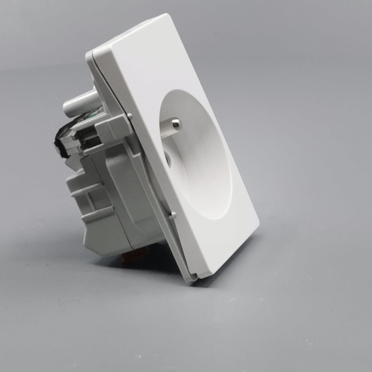 Fuga stikkontakt m. pindjord 1½ modul 2-pol - hvid (360° frame 20)