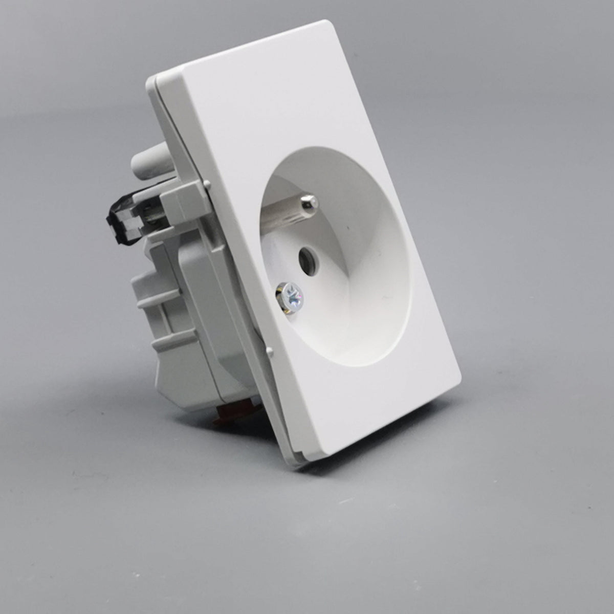 Fuga stikkontakt m. pindjord 1½ modul 2-pol - hvid (360° frame 21)