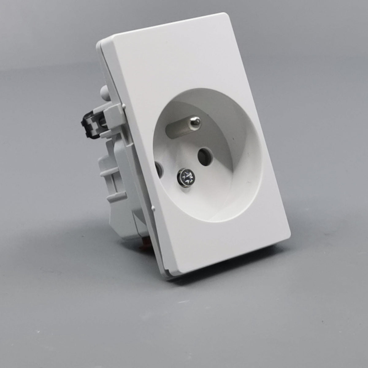 Fuga stikkontakt m. pindjord 1½ modul 2-pol - hvid (360° frame 22)
