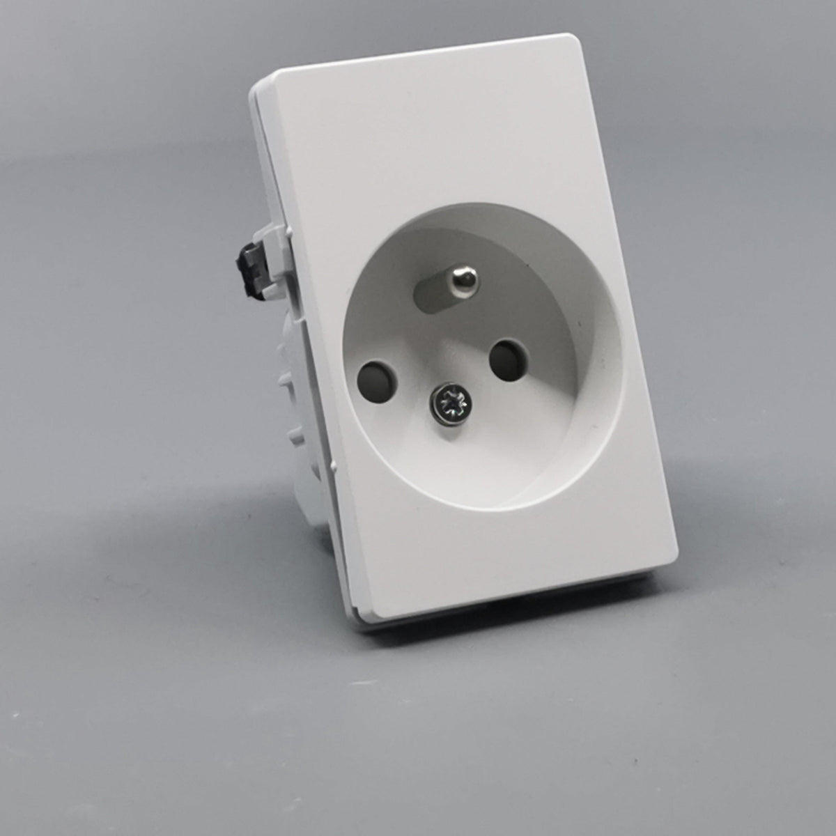Fuga stikkontakt m. pindjord 1½ modul 2-pol - hvid (360° frame 23)