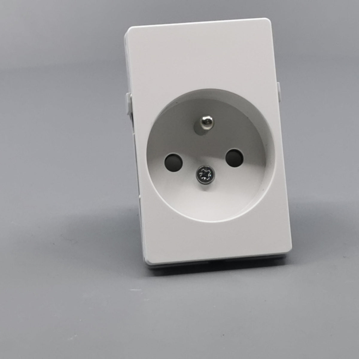 Fuga stikkontakt m. pindjord 1½ modul 2-pol - hvid (360° frame 24)