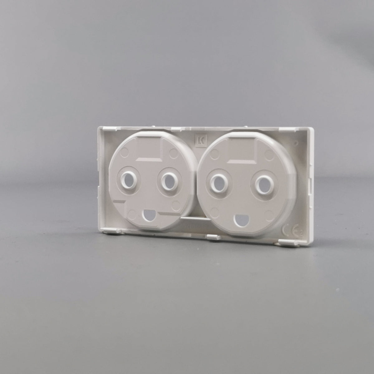 LK FUGA tangent stikkontakt 2 M, 2-pol med jord hv (360° frame 15)