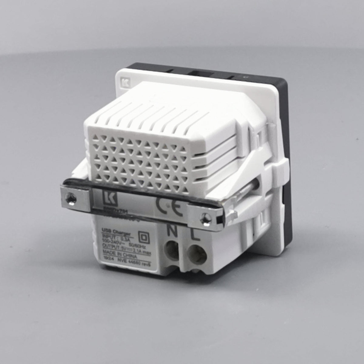LK Fuga 2xUSB lader 2,1A 1 modul koksgrå (360° frame 15)
