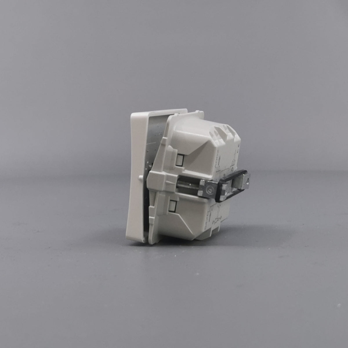 LK Fuga afbryder 2-pol 440V 16A - hvid (360° frame 8)