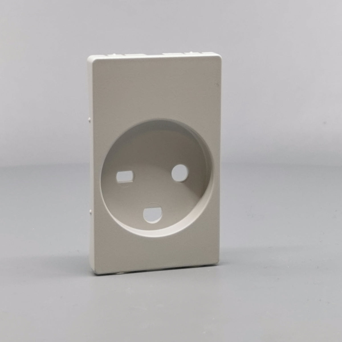 Fuga afdækning til hospital stikkontakt m. jord 1½ modul - lysegrå (360° frame 24)