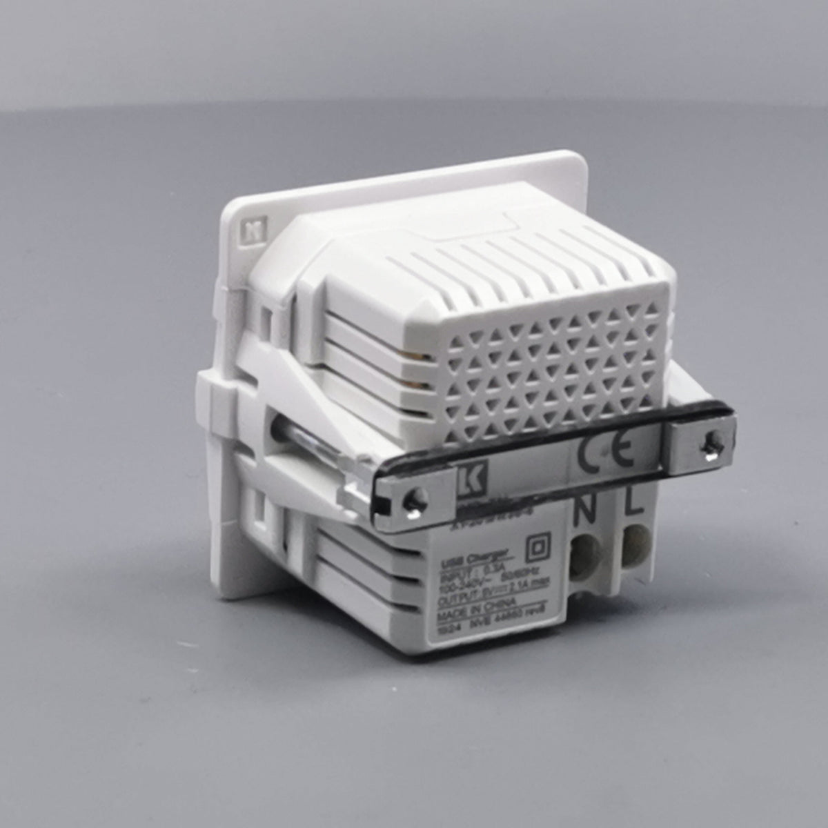 LK Fuga 2xUSB lader 2,1A 1 modul uden afdækning (360° frame 11)