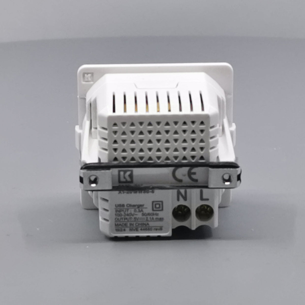 LK Fuga 2xUSB lader 2,1A 1 modul uden afdækning (360° frame 13)