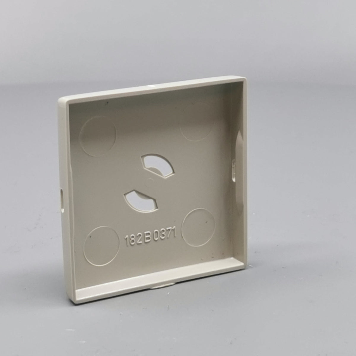 Dæksel for lampestikkontakt 50x50, gammel model - Lysegrå (360° frame 11)