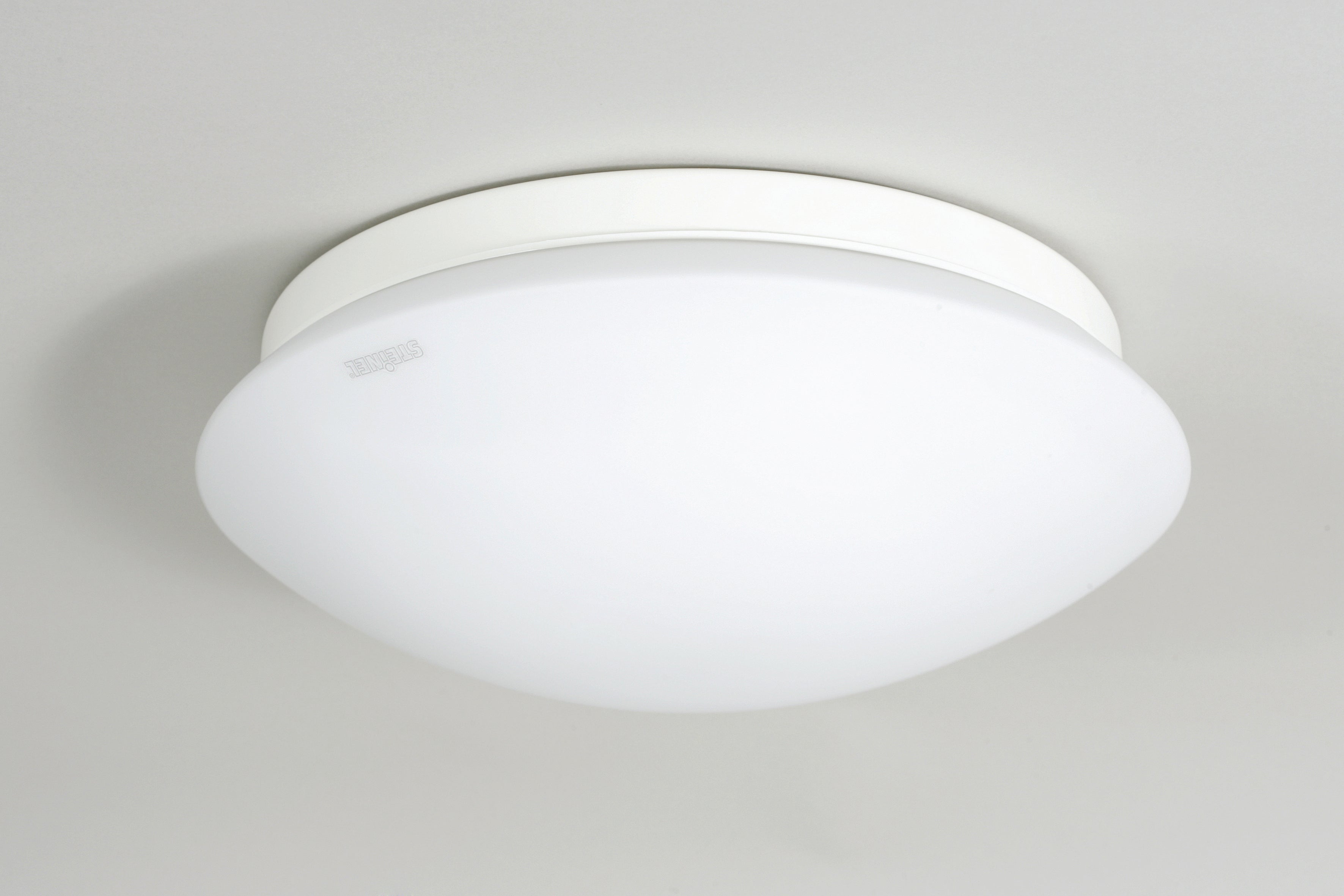 Loft/væg sensorlampe RS 16 L hvid m/opal glasskærm
