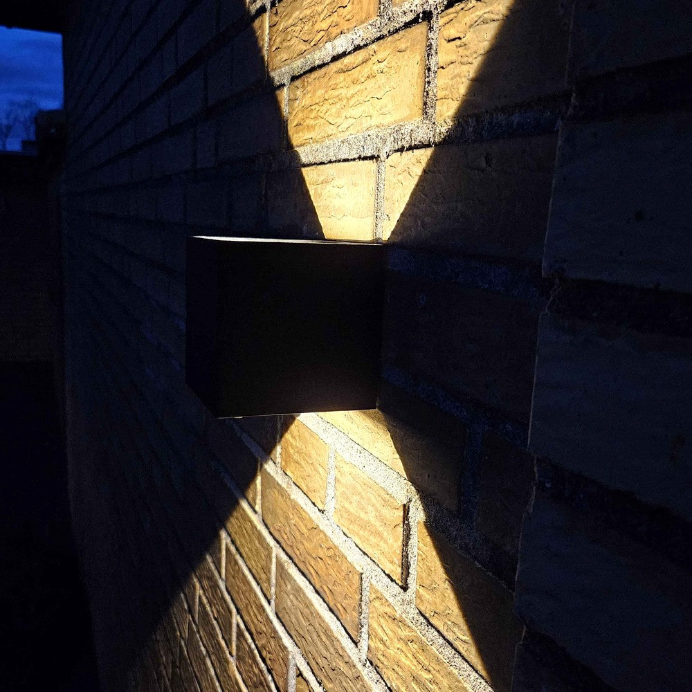 Sort LEDlife CUBIC 6W væglampe - Firkantet, op/ned, justerbar til inde/ude brug - IP65, inkl. lyskilde