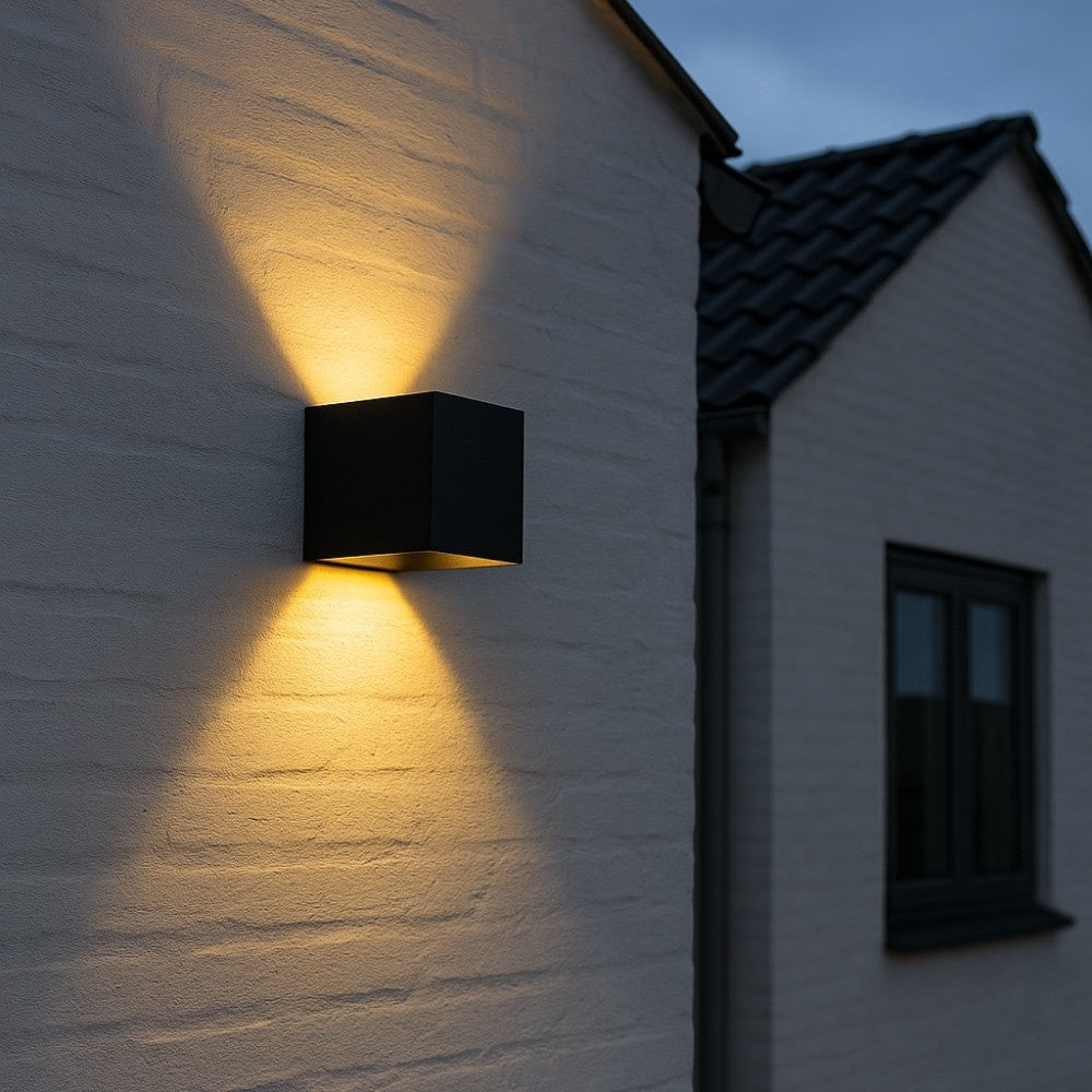 Sort LEDlife CUBIC 6W væglampe - Firkantet, op/ned, justerbar til inde/ude brug - IP65, inkl. lyskilde