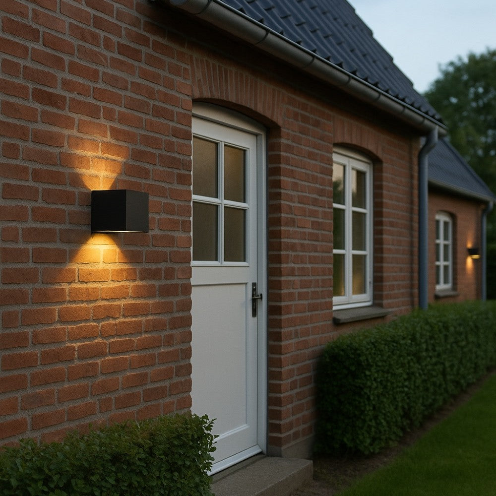 Sort LEDlife CUBIC 6W væglampe - Firkantet, op/ned, justerbar til inde/ude brug - IP65, inkl. lyskilde