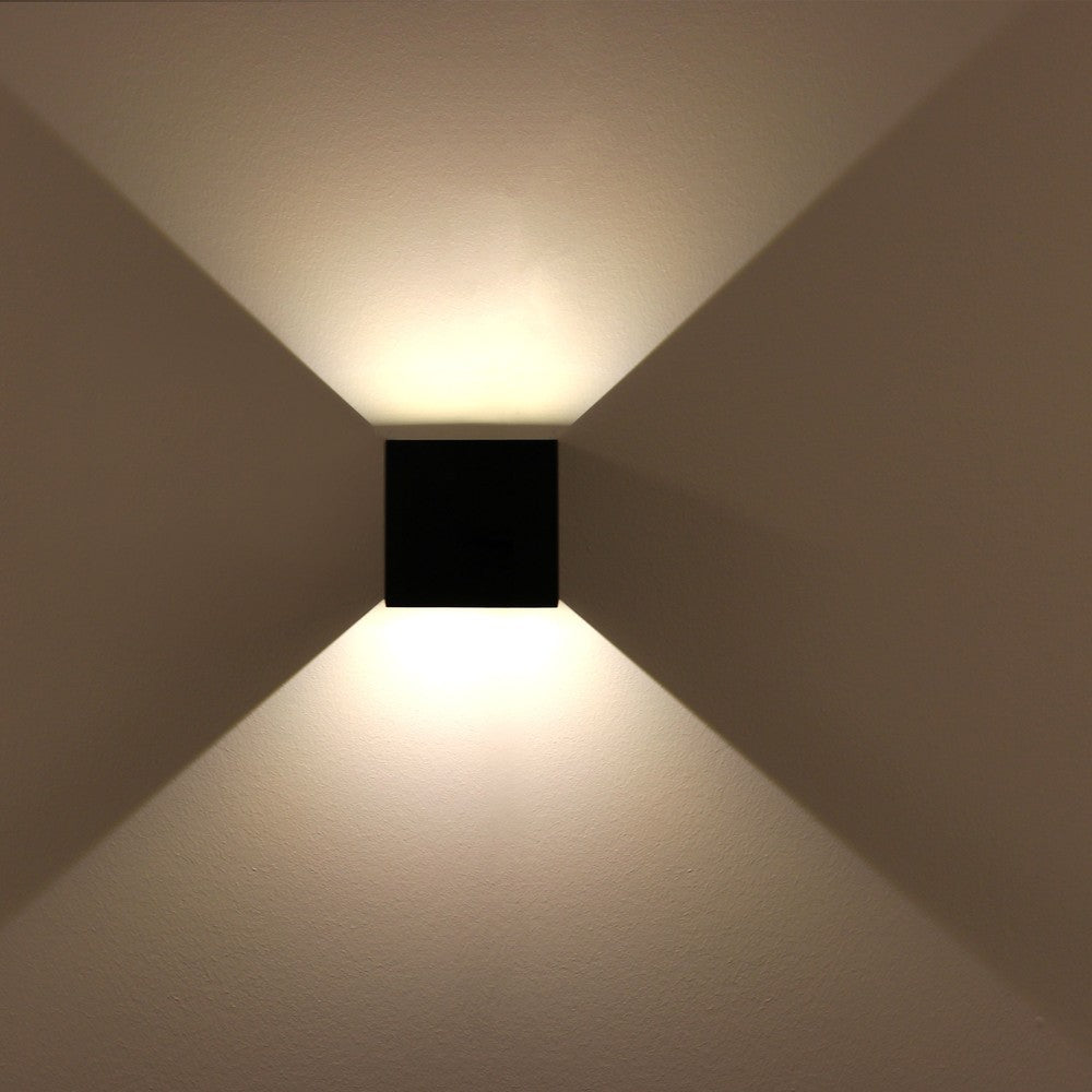 Sort LEDlife CUBIC 6W væglampe - Firkantet, op/ned, justerbar til inde/ude brug - IP65, inkl. lyskilde