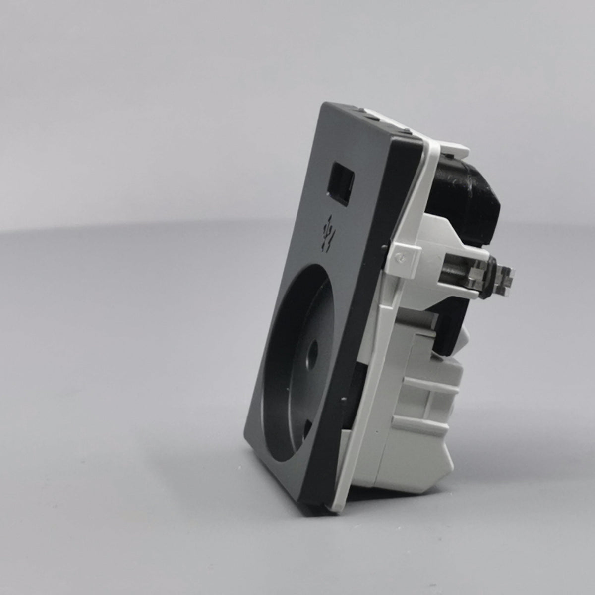 FUGA Stikkontakt med USB-lader og Jord Koksgrå (360° frame 6)