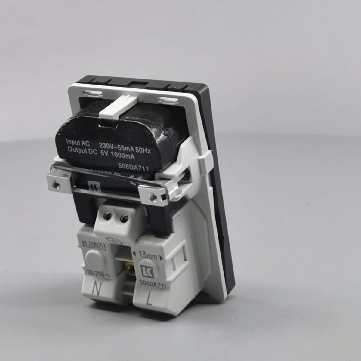 FUGA Stikkontakt med USB-lader og Jord Koksgrå (360° frame 15)