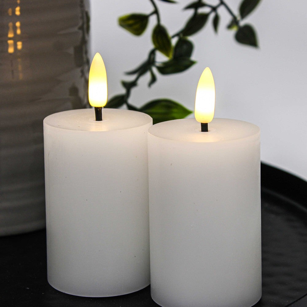 LED Bloklys med flammeeffekt, hvid - 2 stk, inkl. fjernbetjening og timer, 7,5 cm høj, Ø5 cm, ægte stearin