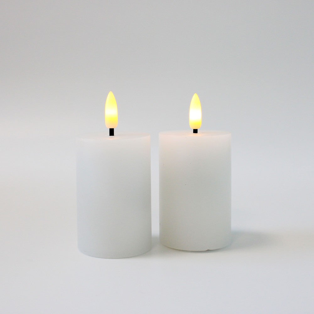LED Bloklys med flammeeffekt, hvid - 2 stk, inkl. fjernbetjening og timer, 7,5 cm høj, Ø5 cm, ægte stearin