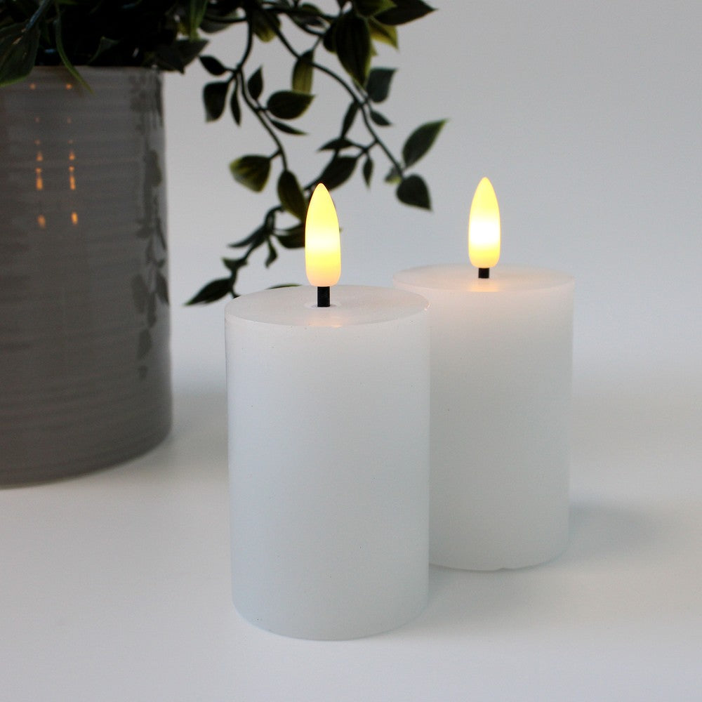 LED Bloklys med flammeeffekt, hvid - 2 stk, inkl. fjernbetjening og timer, 7,5 cm høj, Ø5 cm, ægte stearin