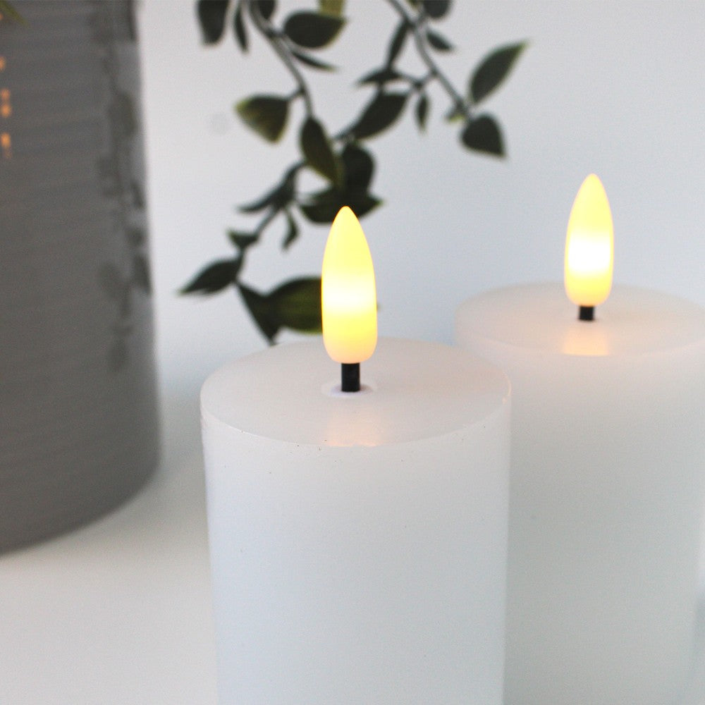 LED Bloklys med flammeeffekt, hvid - 2 stk, inkl. fjernbetjening og timer, 7,5 cm høj, Ø5 cm, ægte stearin