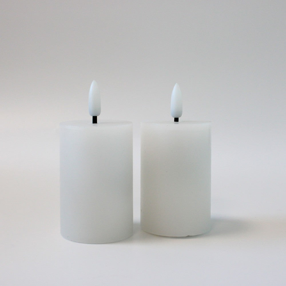 LED Bloklys med flammeeffekt, hvid - 2 stk, inkl. fjernbetjening og timer, 7,5 cm høj, Ø5 cm, ægte stearin