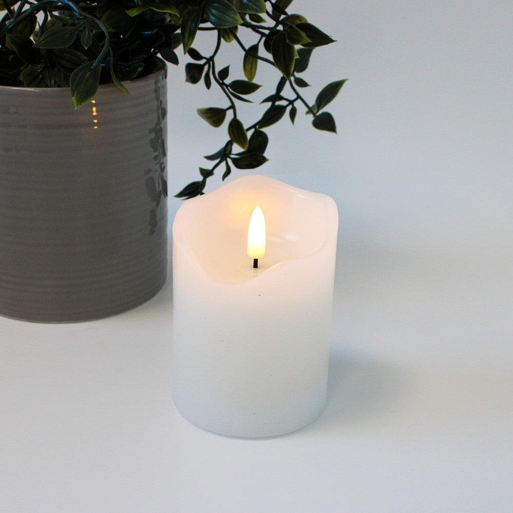 LED Bloklys med flammeeffekt og fjernbetjening, hvid, 10cm høj, Ø7,5cm, ægte stearin