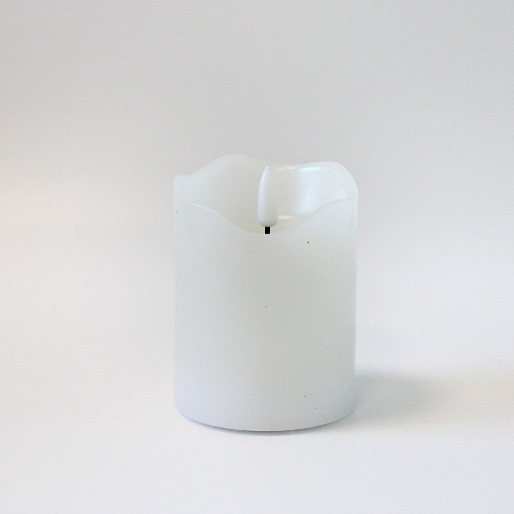 LED Bloklys med flammeeffekt og fjernbetjening, hvid, 10cm høj, Ø7,5cm, ægte stearin