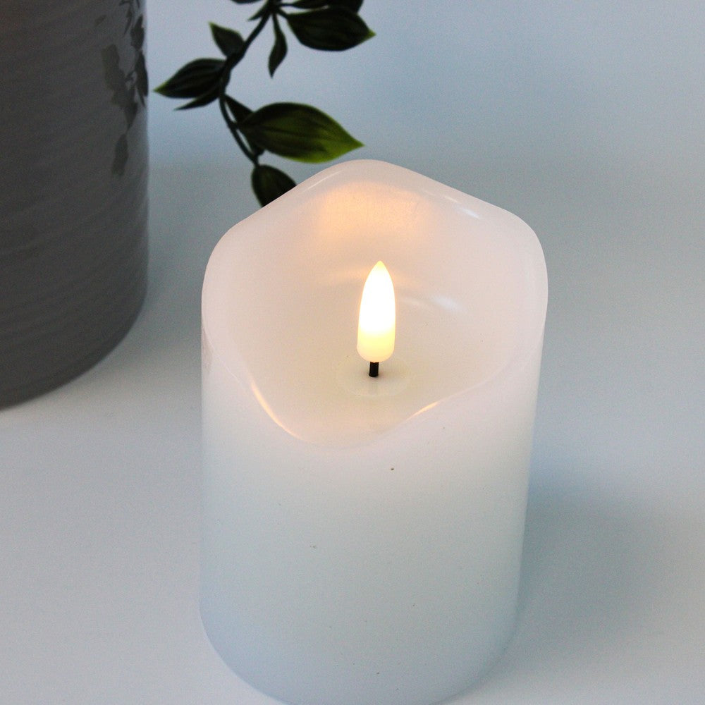 LED Bloklys med flammeeffekt og fjernbetjening, hvid, 10cm høj, Ø7,5cm, ægte stearin