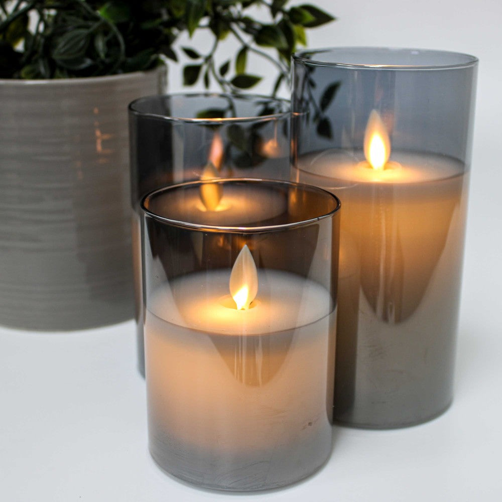 LED Bloklys i røgfarvet glas Ø7,5cm, 3 stk, flammeeffekt - m. fjernbetjening & timer, højde 10/12,5/15cm, ægte stearin