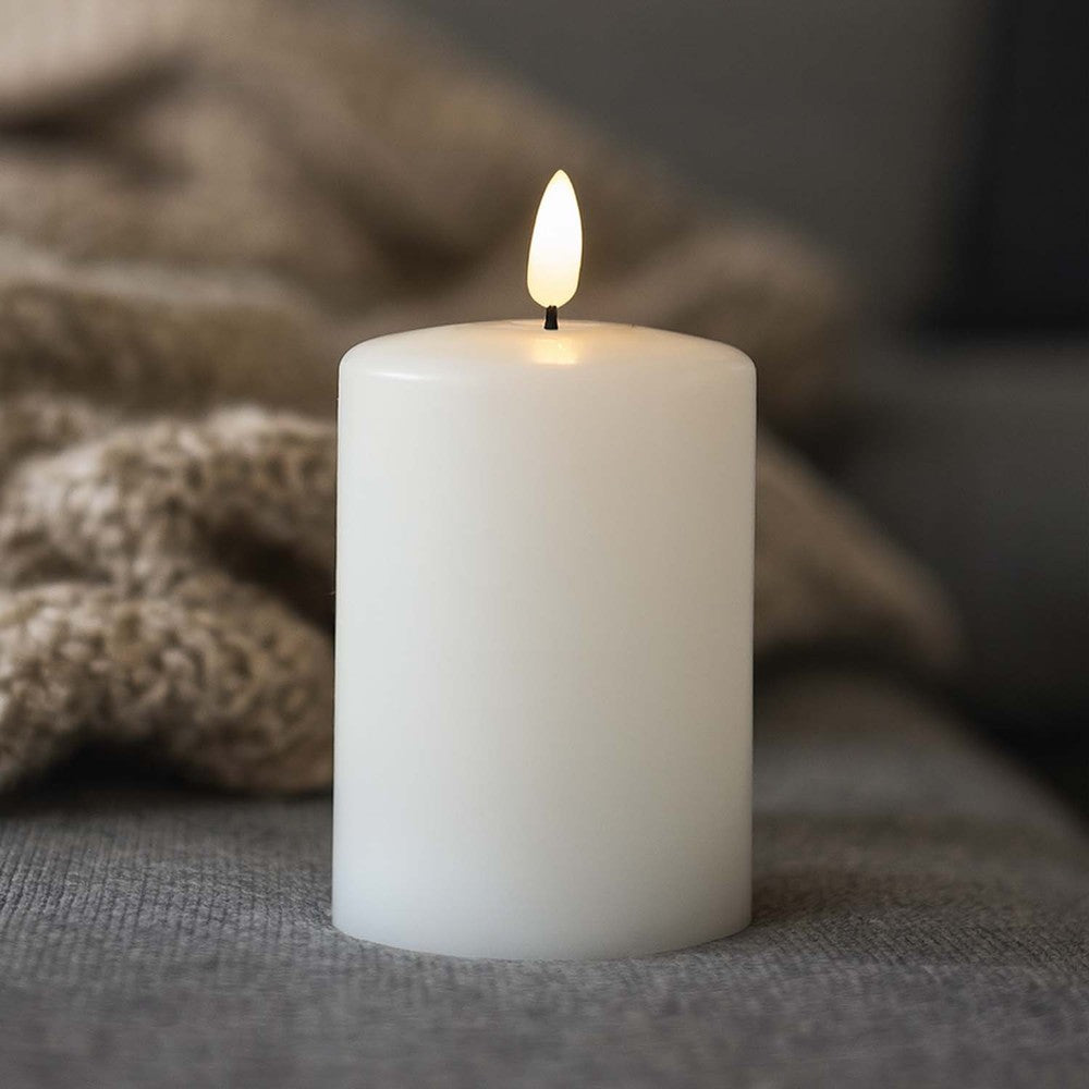 LED Bloklys med smeltet look og flammeeffekt, 10 cm høj, Ø7,5 cm, inkl. fjernbetjening og ægte stearin