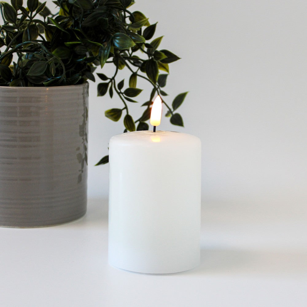 LED Bloklys med smeltet look og flammeeffekt, 10 cm høj, Ø7,5 cm, inkl. fjernbetjening og ægte stearin