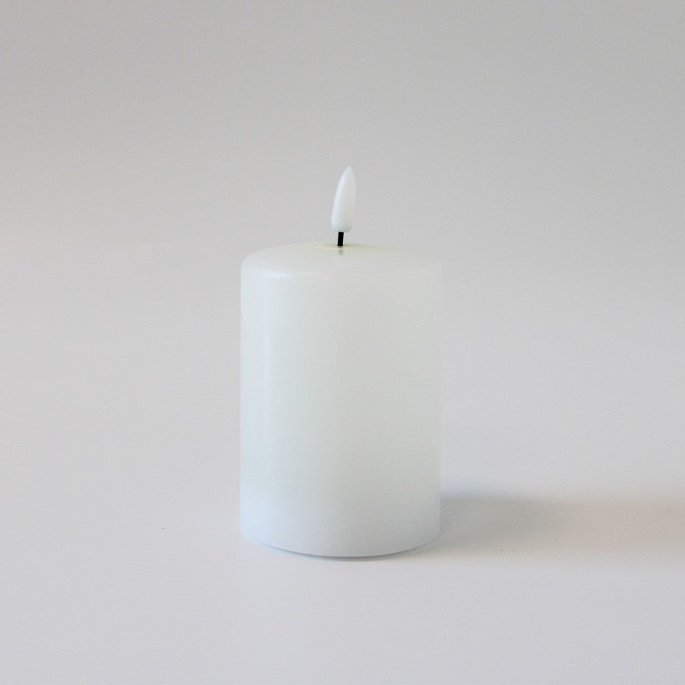 LED Bloklys med smeltet look og flammeeffekt, 10 cm høj, Ø7,5 cm, inkl. fjernbetjening og ægte stearin