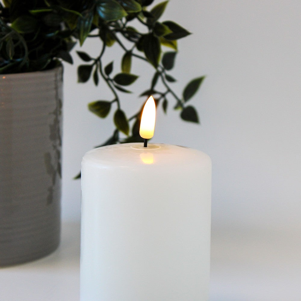 LED Bloklys med smeltet look og flammeeffekt, 10 cm høj, Ø7,5 cm, inkl. fjernbetjening og ægte stearin