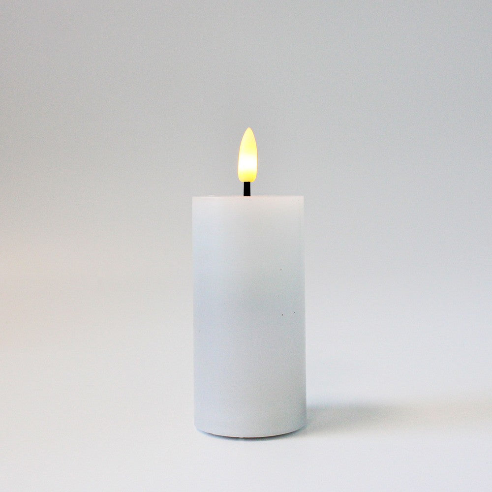 LED Bloklys med flammeeffekt, hvid, 10cm høj, Ø5cm, fjernbetjening, timer, ægte stearin