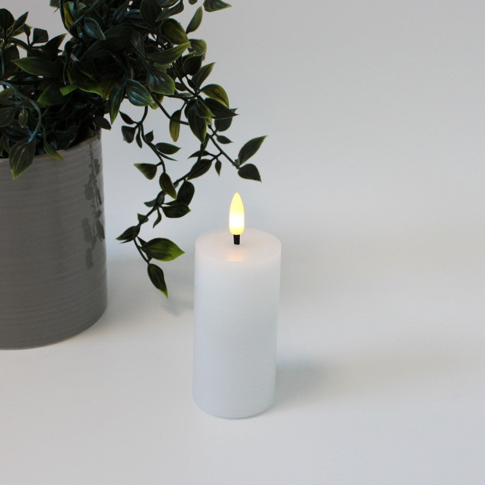 LED Bloklys med flammeeffekt, hvid, 10cm høj, Ø5cm, fjernbetjening, timer, ægte stearin