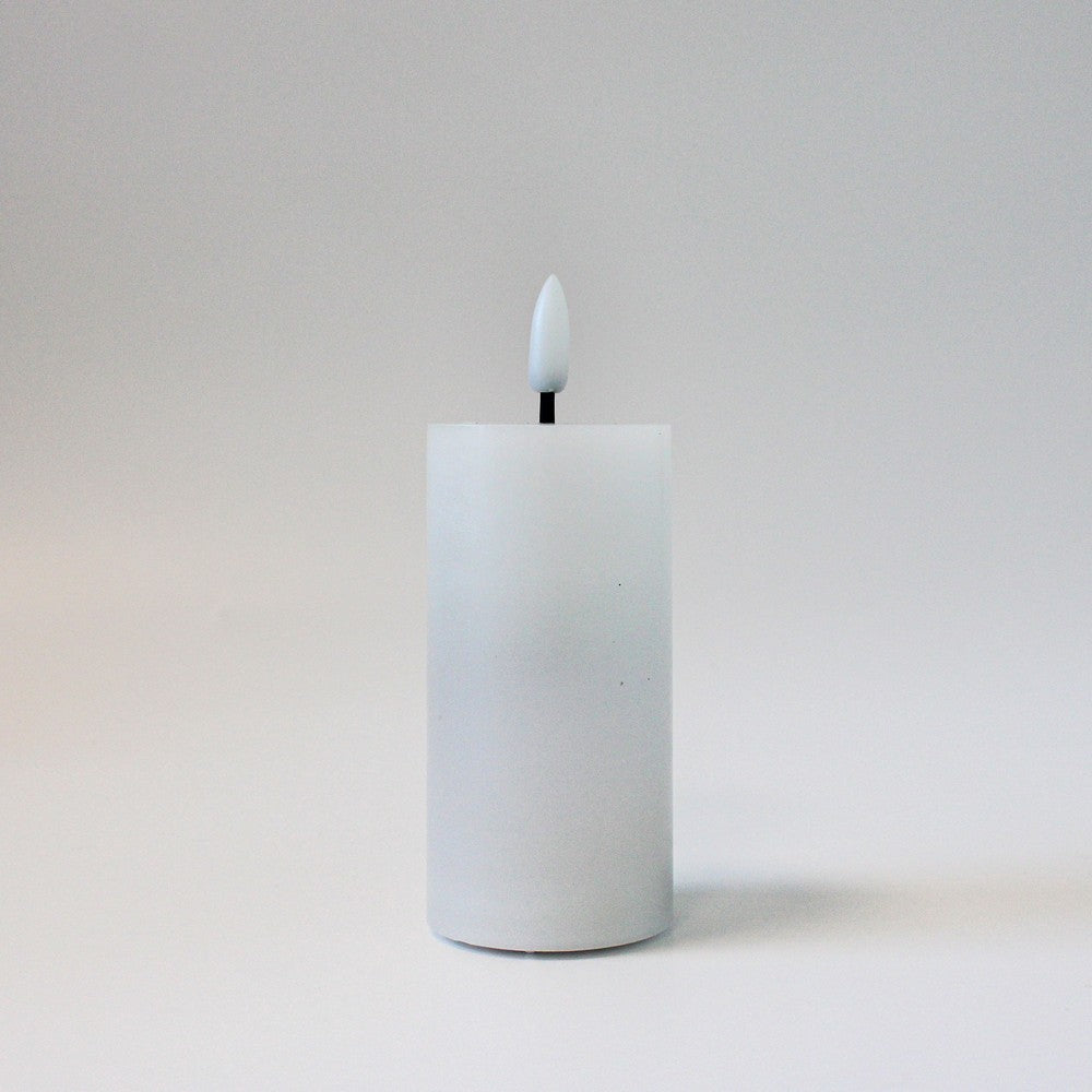 LED Bloklys med flammeeffekt, hvid, 10cm høj, Ø5cm, fjernbetjening, timer, ægte stearin