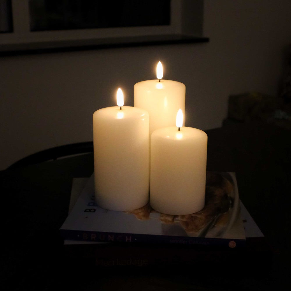 LED Bloklys med flammeeffekt, hvid - 3 stk, inkl. fjernbetjening og timer, 10/12,5/15cm høj, Ø7,5cm, ægte stearin
