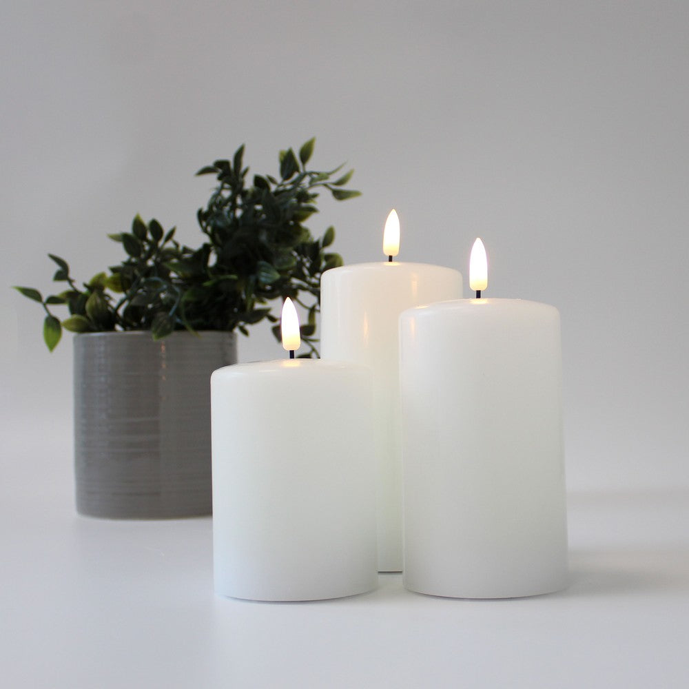 LED Bloklys med flammeeffekt, hvid - 3 stk, inkl. fjernbetjening og timer, 10/12,5/15cm høj, Ø7,5cm, ægte stearin
