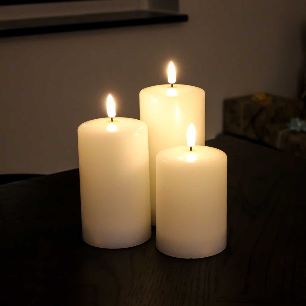 LED Bloklys med flammeeffekt, hvid - 3 stk, inkl. fjernbetjening og timer, 10/12,5/15cm høj, Ø7,5cm, ægte stearin