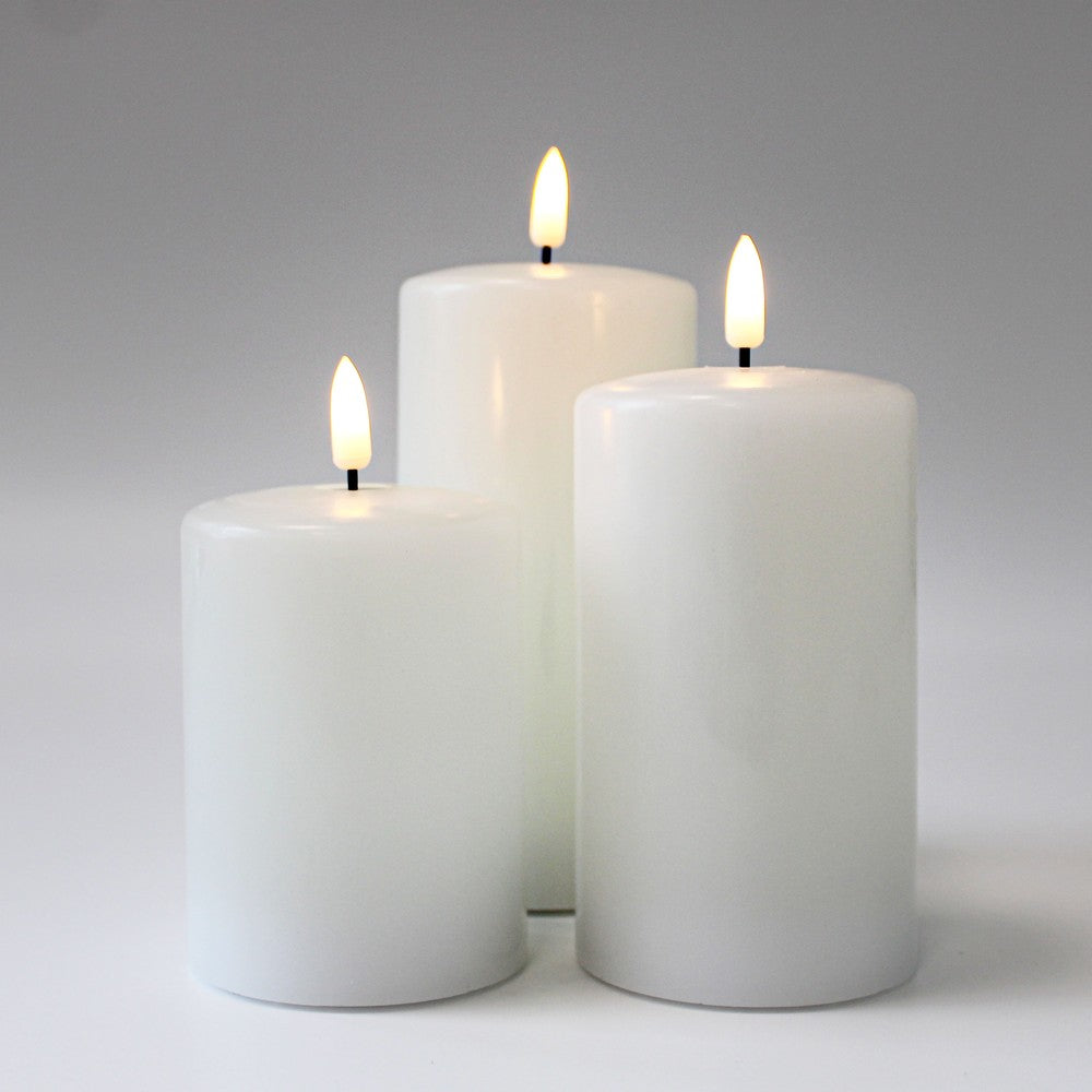 LED Bloklys med flammeeffekt, hvid - 3 stk, inkl. fjernbetjening og timer, 10/12,5/15cm høj, Ø7,5cm, ægte stearin