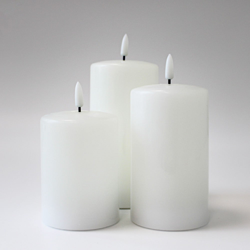 LED Bloklys med flammeeffekt, hvid - 3 stk, inkl. fjernbetjening og timer, 10/12,5/15cm høj, Ø7,5cm, ægte stearin