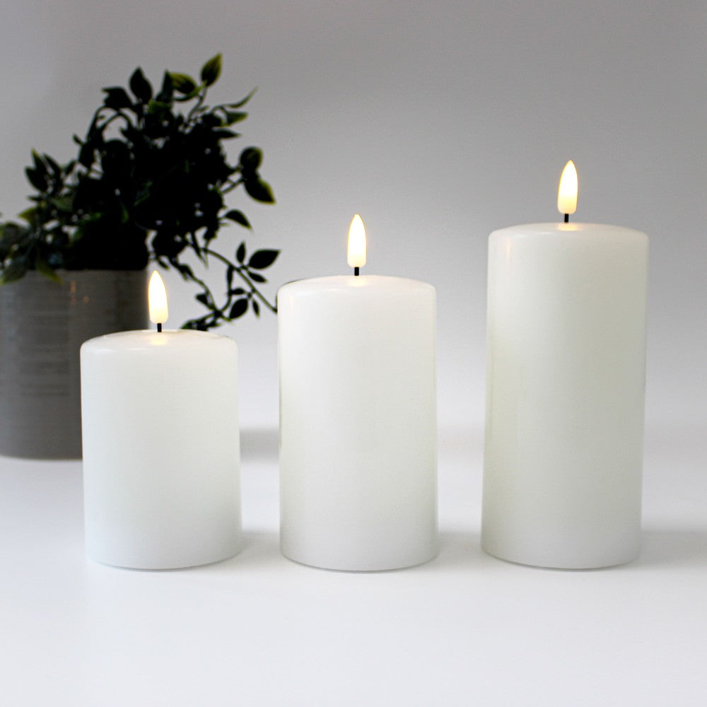 LED Bloklys med flammeeffekt, hvid - 3 stk, inkl. fjernbetjening og timer, 10/12,5/15cm høj, Ø7,5cm, ægte stearin