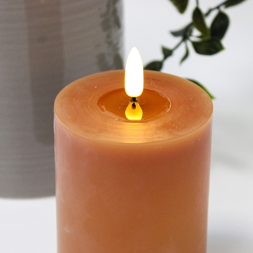 LED Bloklys 10cm høj med smelte-look og flammeeffekt - Ø7,5cm, fjernbetjening inkluderet, ægte stearin, flot brun farve