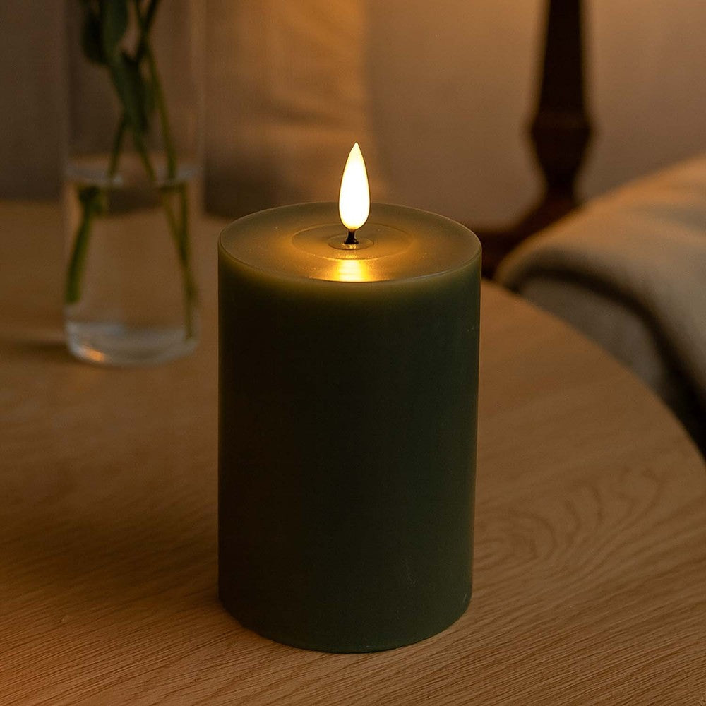 LED Bloklys med smelte-look og flammeeffekt, 10cm høj, fjernbetjening, ægte stearin, dyb grøn