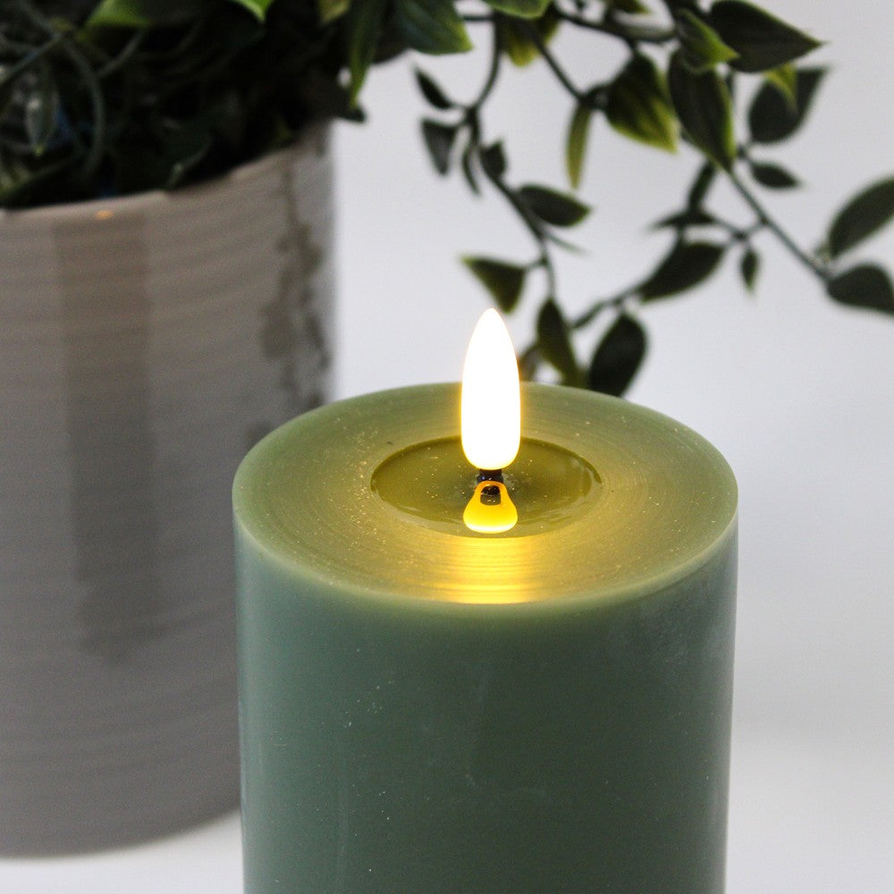 LED Bloklys med smelte-look og flammeeffekt, 10cm høj, fjernbetjening, ægte stearin, dyb grøn